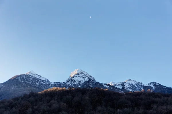 Lune dans le ciel au-dessus des sommets — Photo