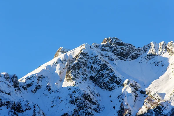 Berge gegen den blauen Himmel — Stockfoto