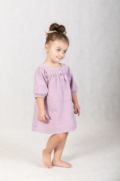 Portrett av en liten jente – stockfoto