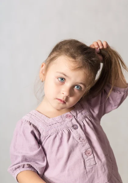 Portret van een klein meisje — Stockfoto