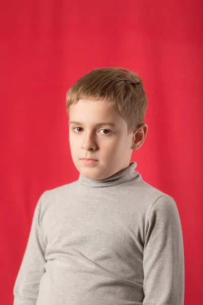 Retrato de um menino sério — Fotografia de Stock