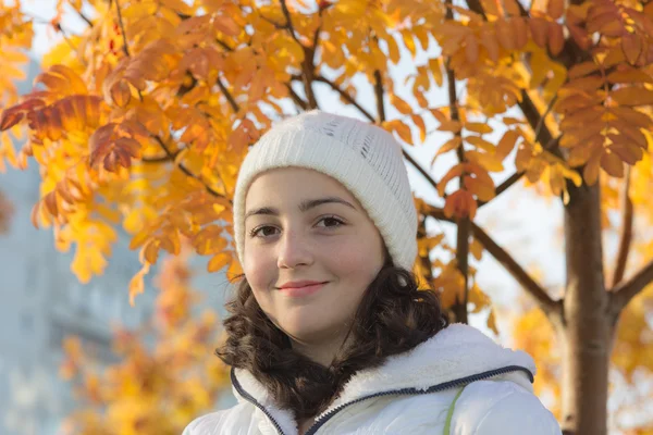 Girl in autumn day — Stock Photo, Image