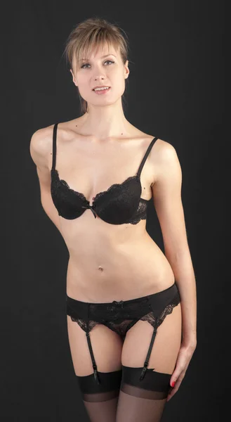 Meisje in zwarte lingerie — Stockfoto