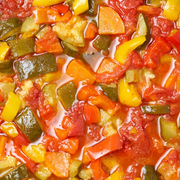 Sebze yahni. Haşlanmış kabak, domates, havuç ve biber.