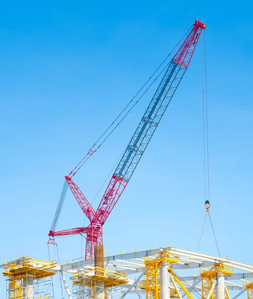 Guindaste de construção no fundo do céu azul — Fotografia de Stock