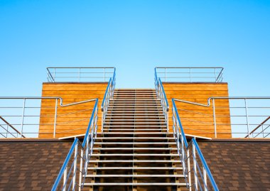 Merdiven tribün veya bir arka plan mavi gökyüzünde podyumda.