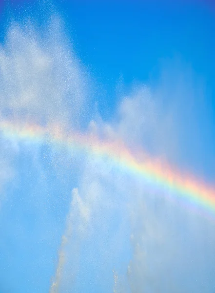 Regenbogen im Wasserbrunnen — Stockfoto
