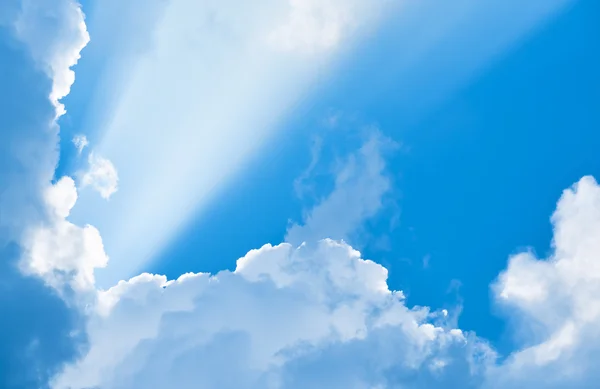 Sonnenstrahlen am Himmel zwischen den Wolken — Stockfoto