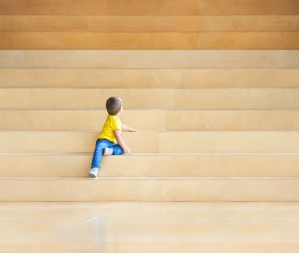 Enfant dans les escaliers — Photo