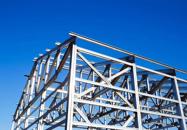 Estrutura de metal do telhado contra o céu azul — Fotografia de Stock