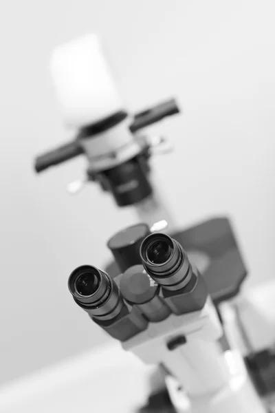 Microscoop in het laboratorium — Stockfoto