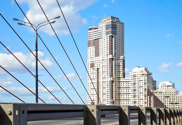 Condominio contro il cielo blu — Foto Stock