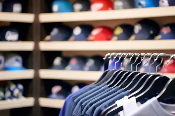 Ropa en perchas en una tienda de ropa —  Fotos de Stock