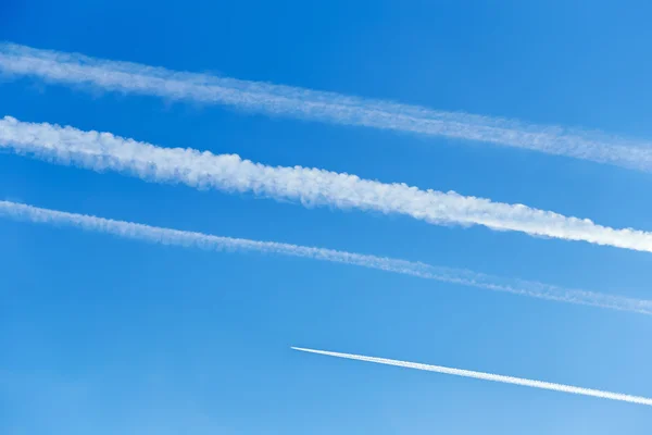 Contrails in the blue sky — Stock Photo, Image