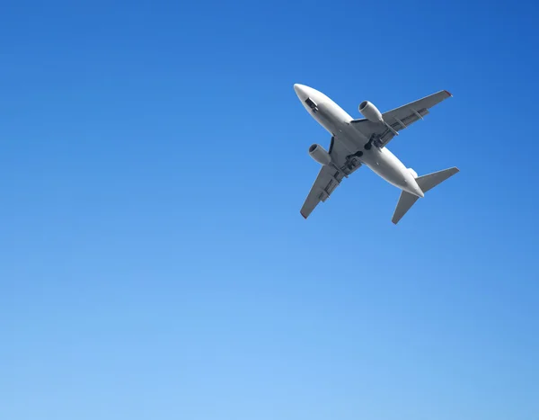 青い空を飛ぶ飛行機は — ストック写真