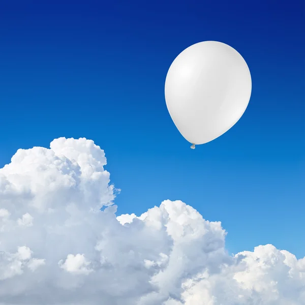 Balão no céu entre as nuvens — Fotografia de Stock