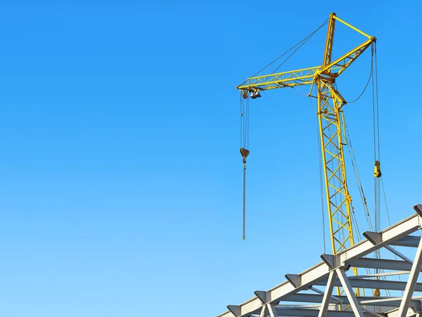 Hijskranen crane tegen de blauwe hemel met ruimte voor tekst — Stockfoto