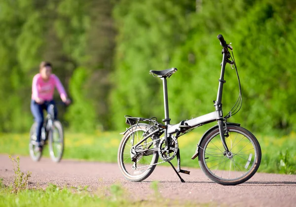 Fahrrad auf der Straße im Park — Stockfoto