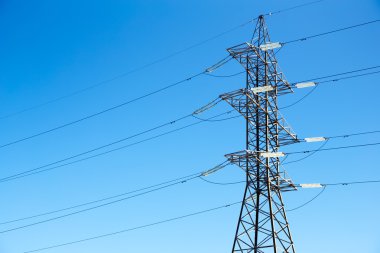 yüksek gerilim enerji hatları mavi gökyüzü