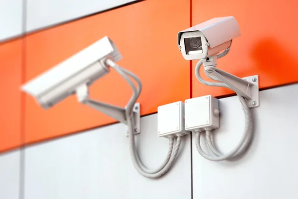 Övervakningskameror på väggen — Stockfoto