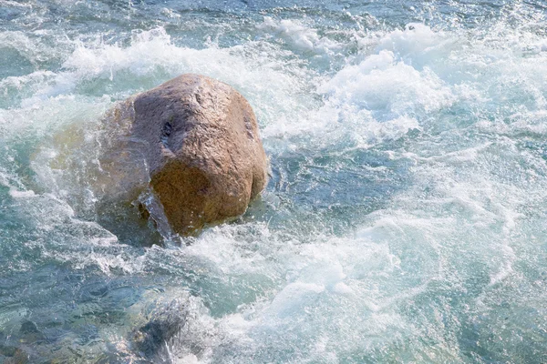 Вода і камінь. Фрагмент гірської річки або моря . — стокове фото