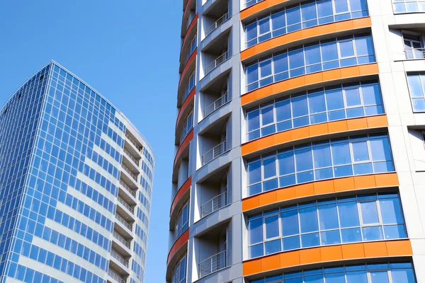 Fragment of an apartment house against the blue sky — Stock Photo, Image