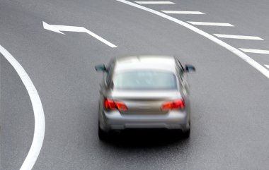 Araba ok yönünü ile sokakta