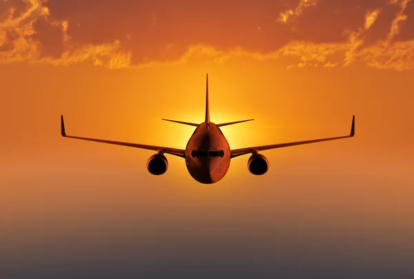 Akşam ya da sabah gökyüzünde uçan yolcu uçak — Stok fotoğraf