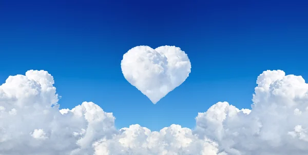 Corazón de la nube en el cielo azul —  Fotos de Stock