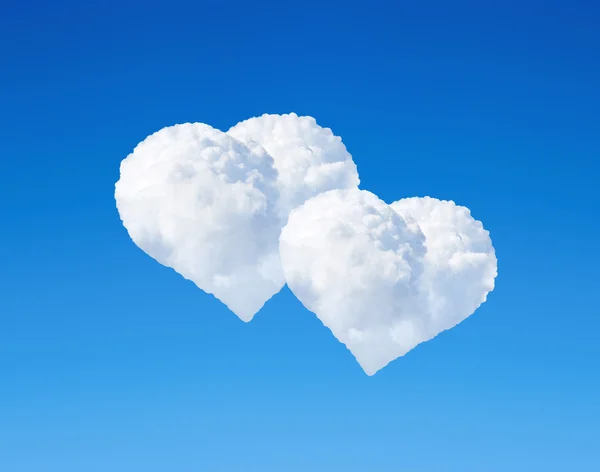 Zwei herzförmige Wolken am blauen Himmel — Stockfoto