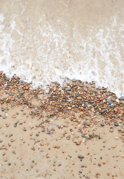 Mořská vlna nad oblázky na pláži, abstraktní přírodní backgro — Stock fotografie