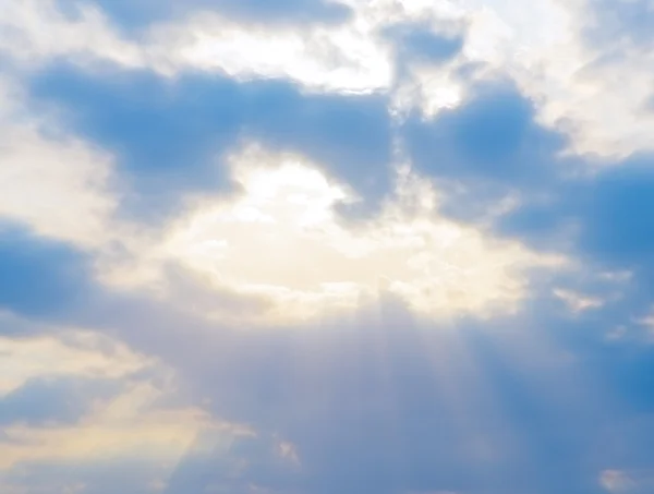 Sonnenstrahlen scheinen durch die Wolken — Stockfoto