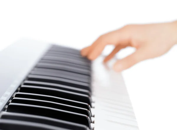 सफेद पृष्ठभूमि पर हाथ और पियानो कीबोर्ड — स्टॉक फ़ोटो, इमेज