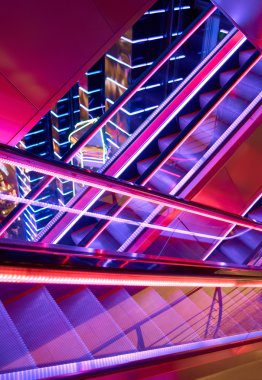 Arka plan bir alışveriş merkezinde yürüyen merdiven