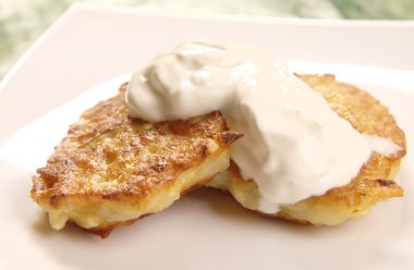 Ekşi kremalı patates gözlemesi.