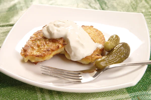 Panqueques de patata con crema agria —  Fotos de Stock