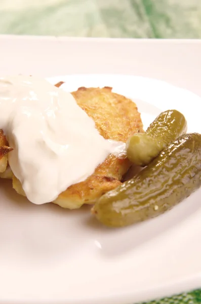 Panqueques de patata con crema agria —  Fotos de Stock