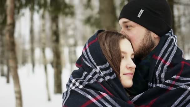 Feliz joven pareja abrazando un montón de risas — Vídeo de stock