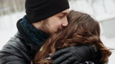Mutlu genç çift çok gülüyor kucaklayan