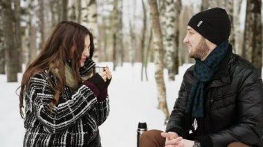 Mutlu çift kışın çay içme bir parkta gülümseyen