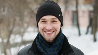 Şehirdeki mutlu genç adamın portresi.