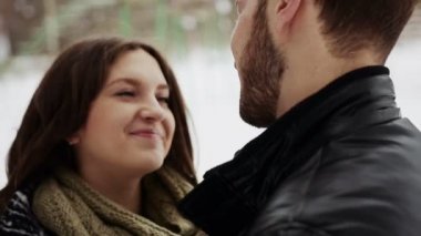 Mutlu genç çift çok gülüyor kucaklayan