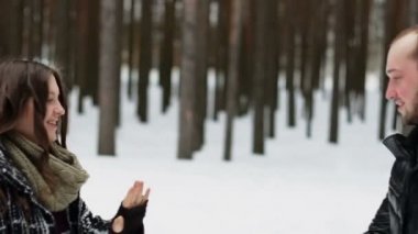 Mutlu çiftimiz parkta dalga geçmeyi