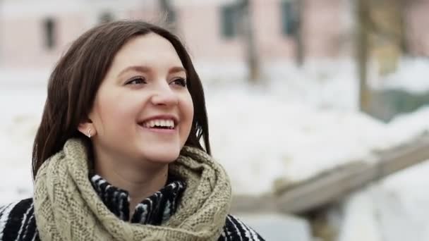 Portrait of happy young woman in the city — Stock Video