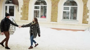 Genç mutlu çekici çift birlikte bir şehirde yürüyüş