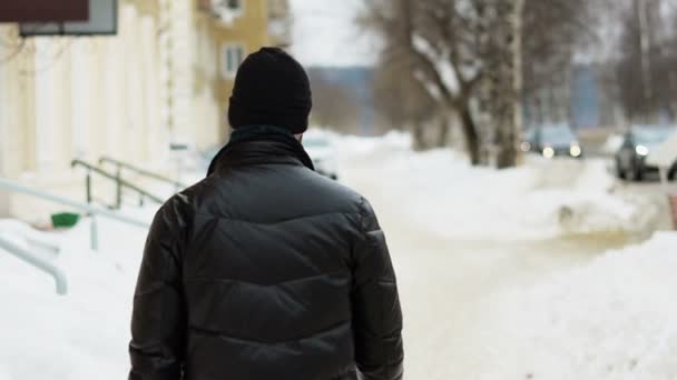 Молодая счастливая привлекательная пара, гуляющая вместе в городе — стоковое видео