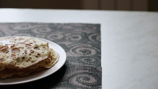 Pannenkoeken op de plaat. — Stockvideo