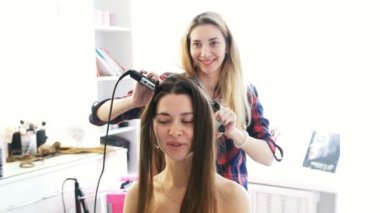 Güzellik Salonu bir genç kız saç modeli yapmak