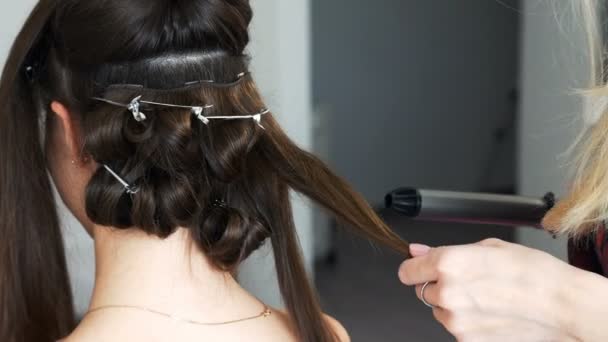ビューティー サロンで若い女の子が髪型を作る — ストック動画