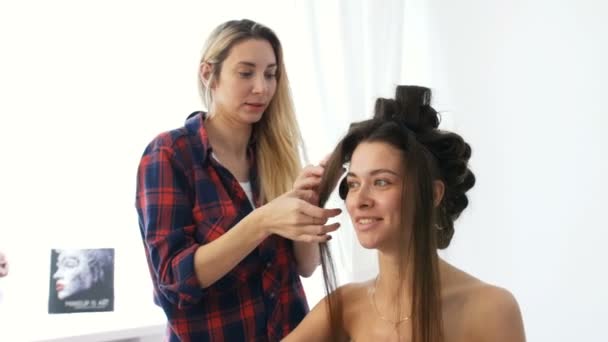 Mladá krásná žena použití make-up podle make-up umělec — Stock video